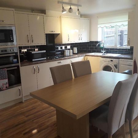 울버햄프턴 5 Bed House With Free Secure Parking In Pleasant Quiet Location 빌라 외부 사진