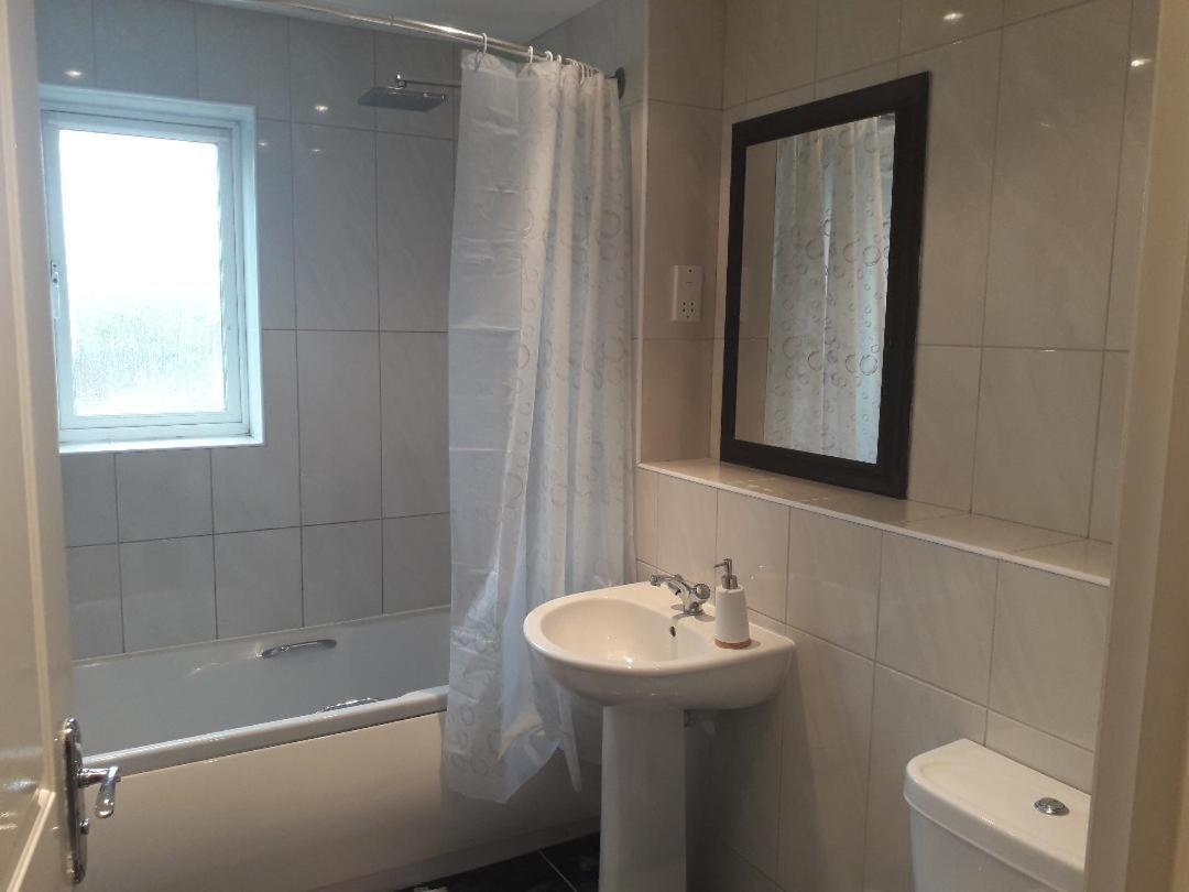 울버햄프턴 5 Bed House With Free Secure Parking In Pleasant Quiet Location 빌라 외부 사진