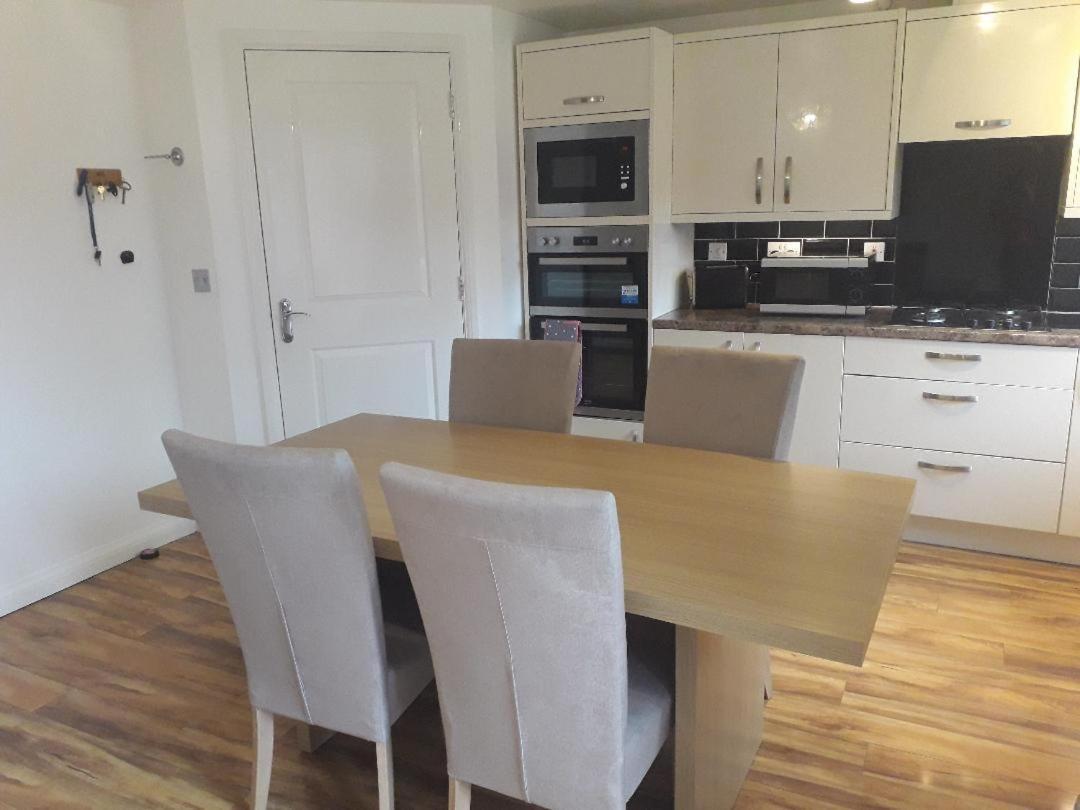 울버햄프턴 5 Bed House With Free Secure Parking In Pleasant Quiet Location 빌라 외부 사진